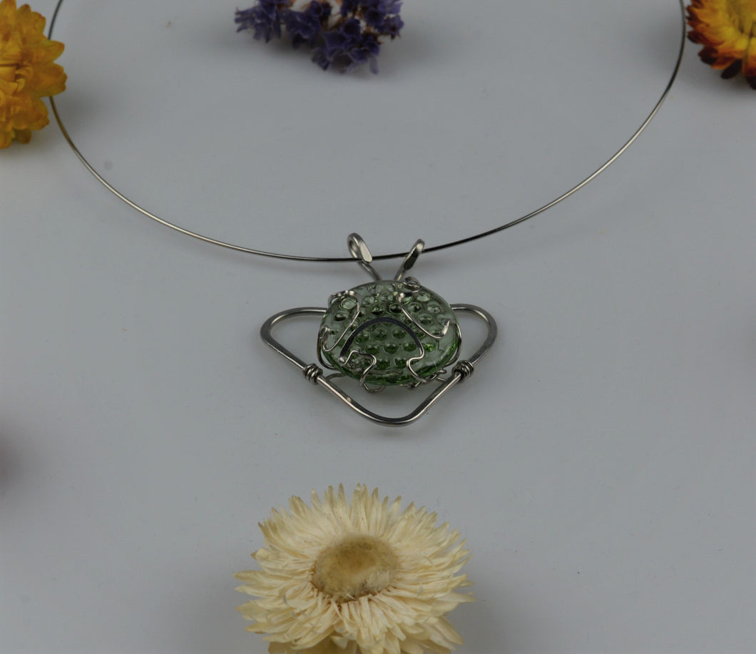 Collier avec un morceau de verre poli